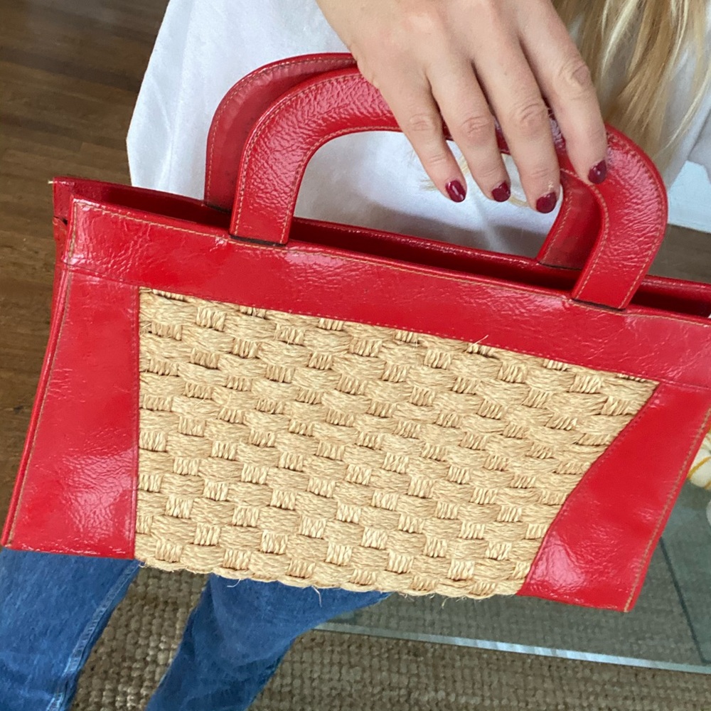 Vintage woven cherry red purse 🍒